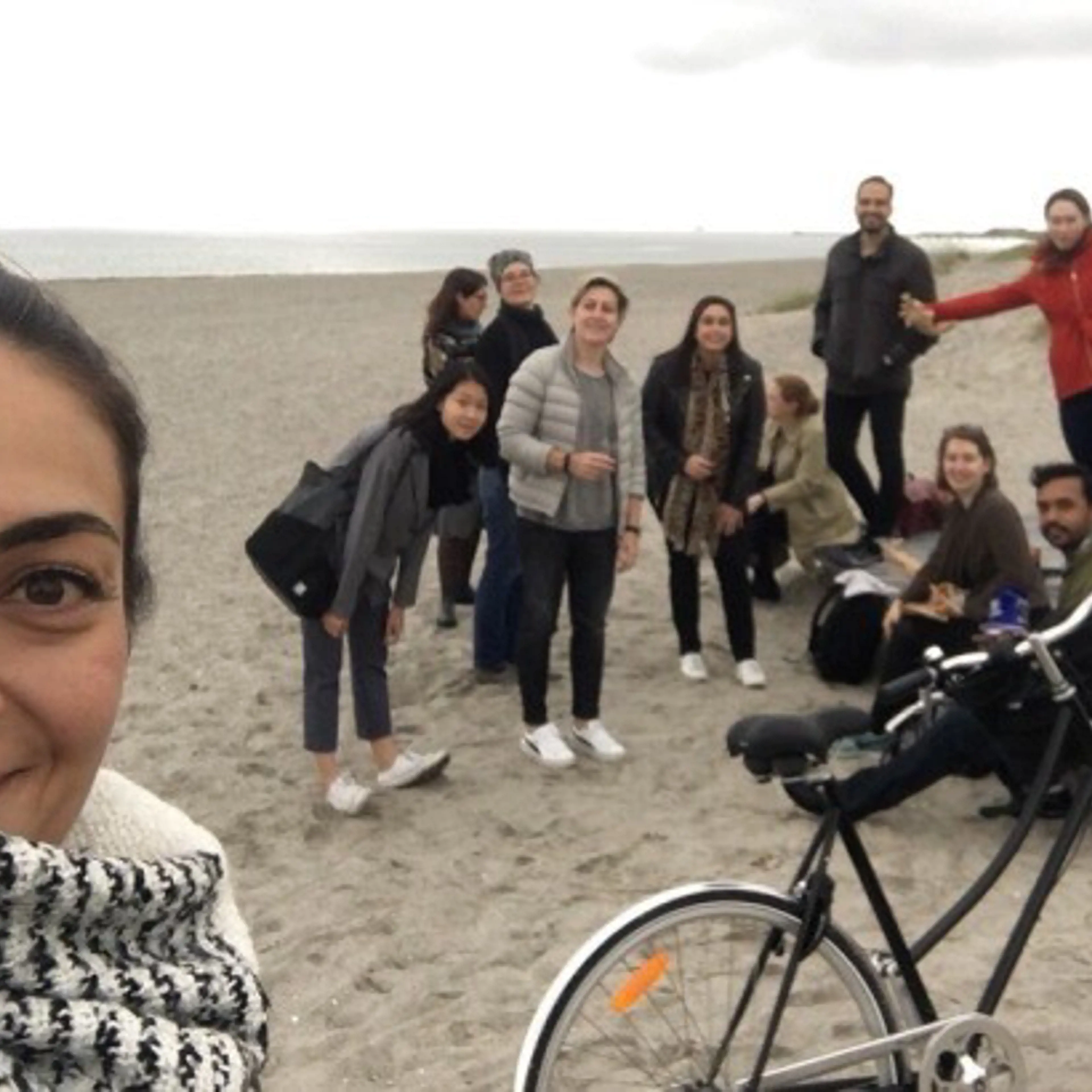 Picture of Özge Turhan, Copenhagen MBA participant, and class mates at the beach