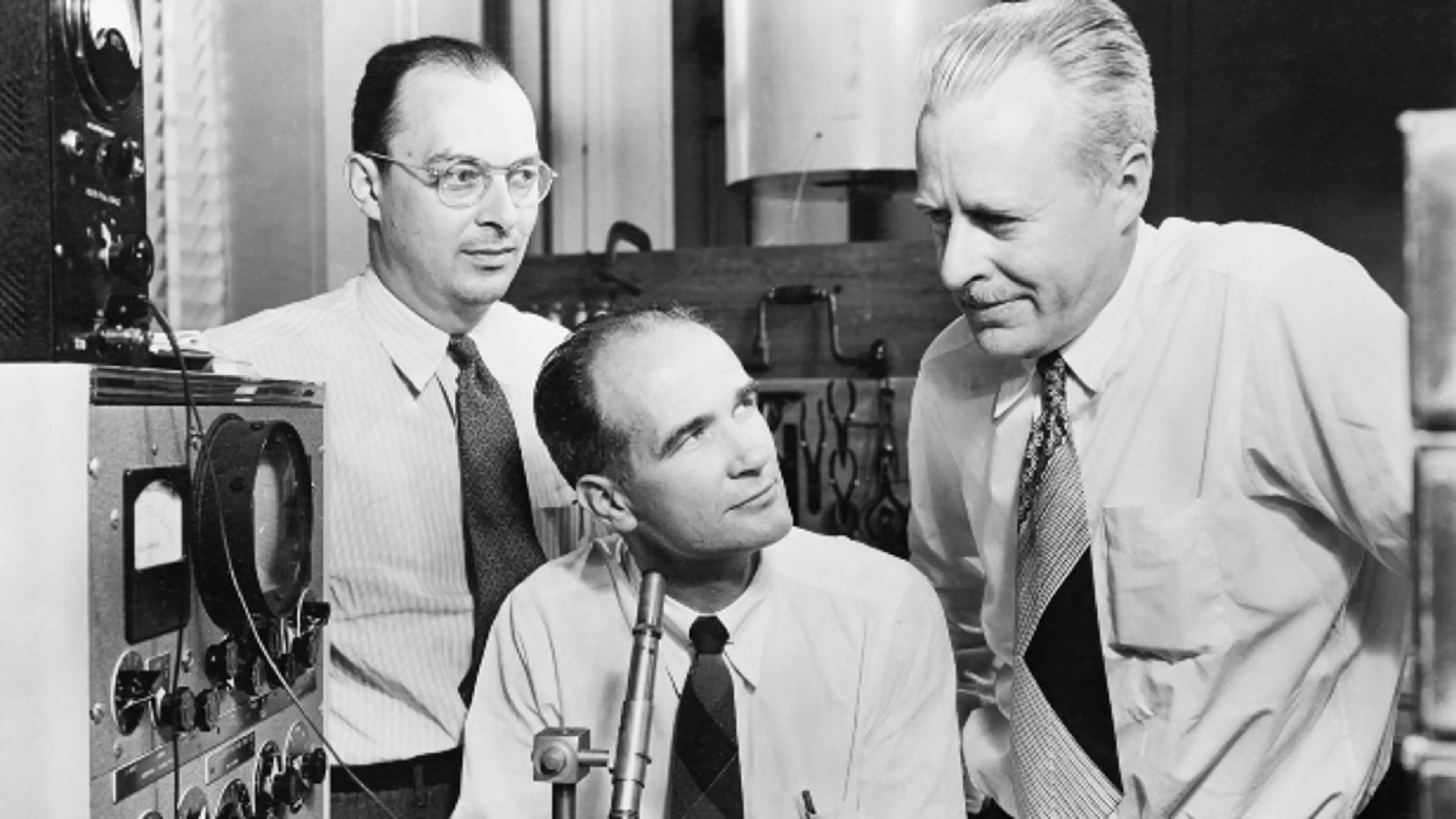 From the left here is Bardeen, Shockley and Brattain, all of whom won The Nobel Prize in Physics in 1956 for their invention of the transistor. The picture is from their time as colleagues at Bell Labs.