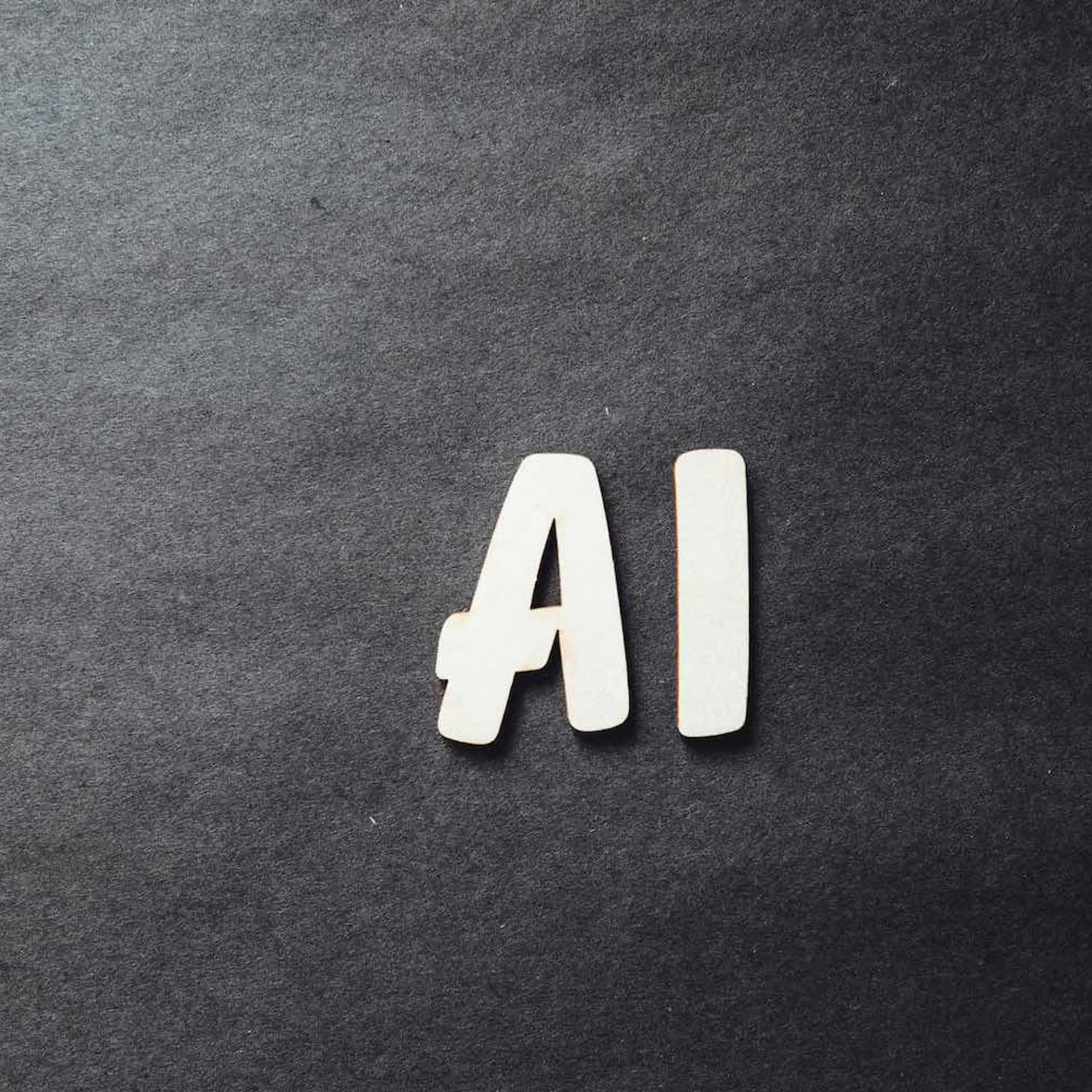 AI skrevet med hvide bogstaver på en sort baggrund